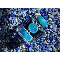 Flacon d’encre Kyanite du Népal posé sur des pierres bleues