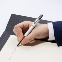 Stylo plume Festina Classicals blanc chrome en main